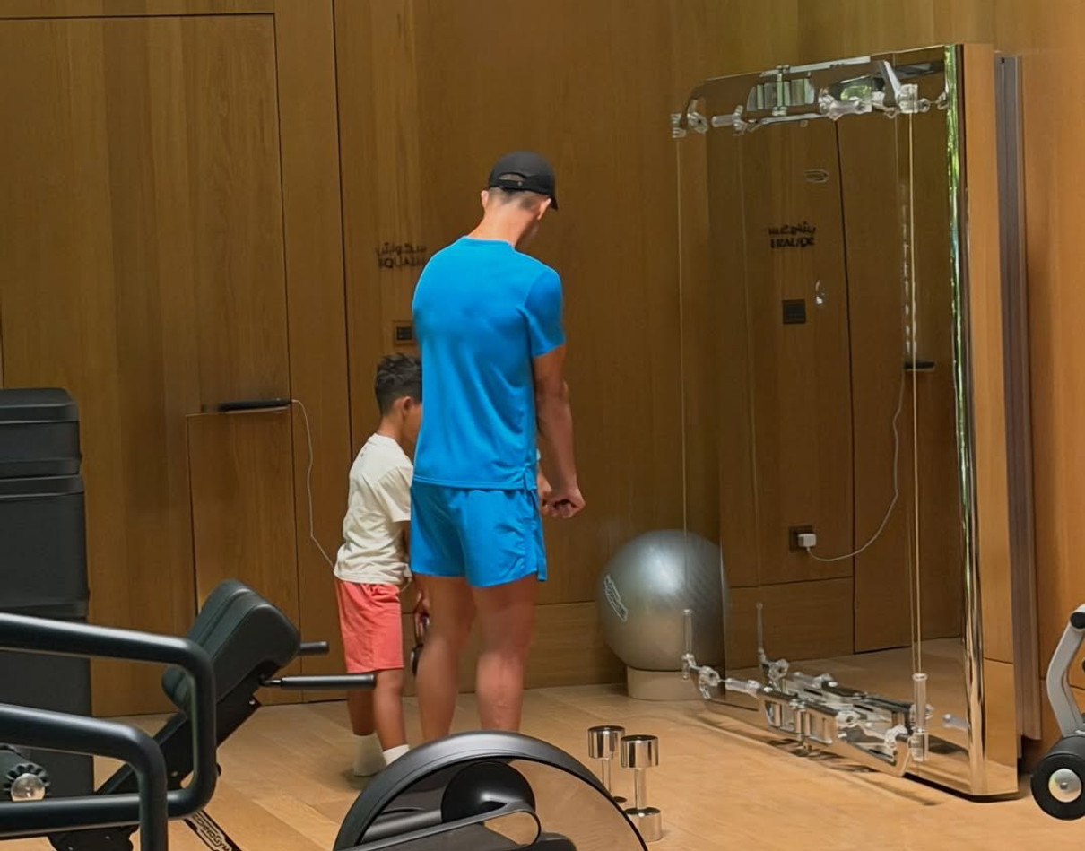 Наречена Роналду пробіглася пляжем та замилувала фото з дітьми на відпочинку