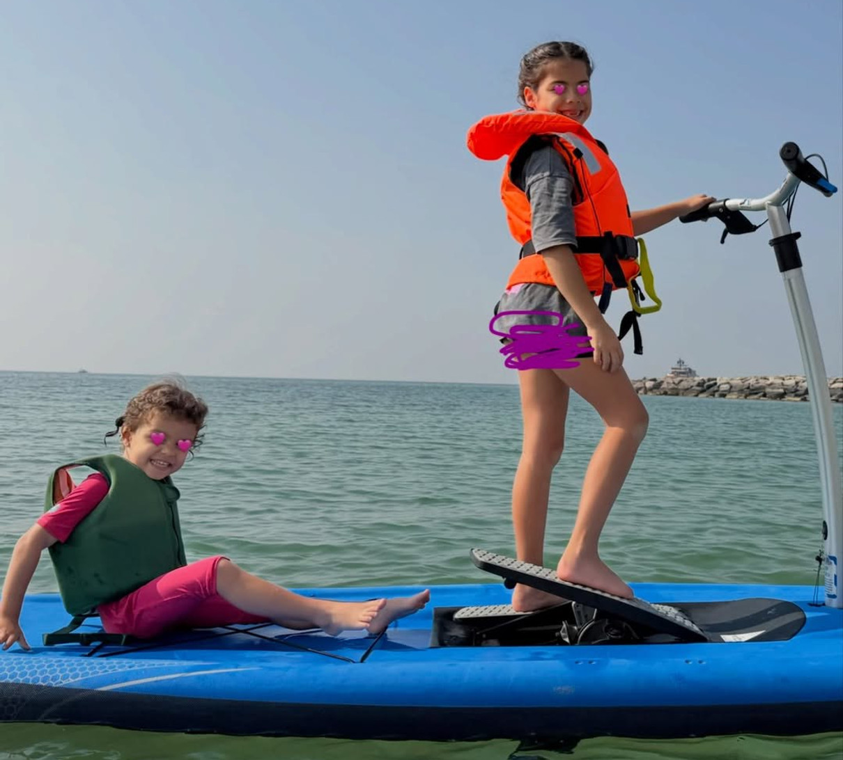 Наречена Роналду пробіглася пляжем та замилувала фото з дітьми на відпочинку