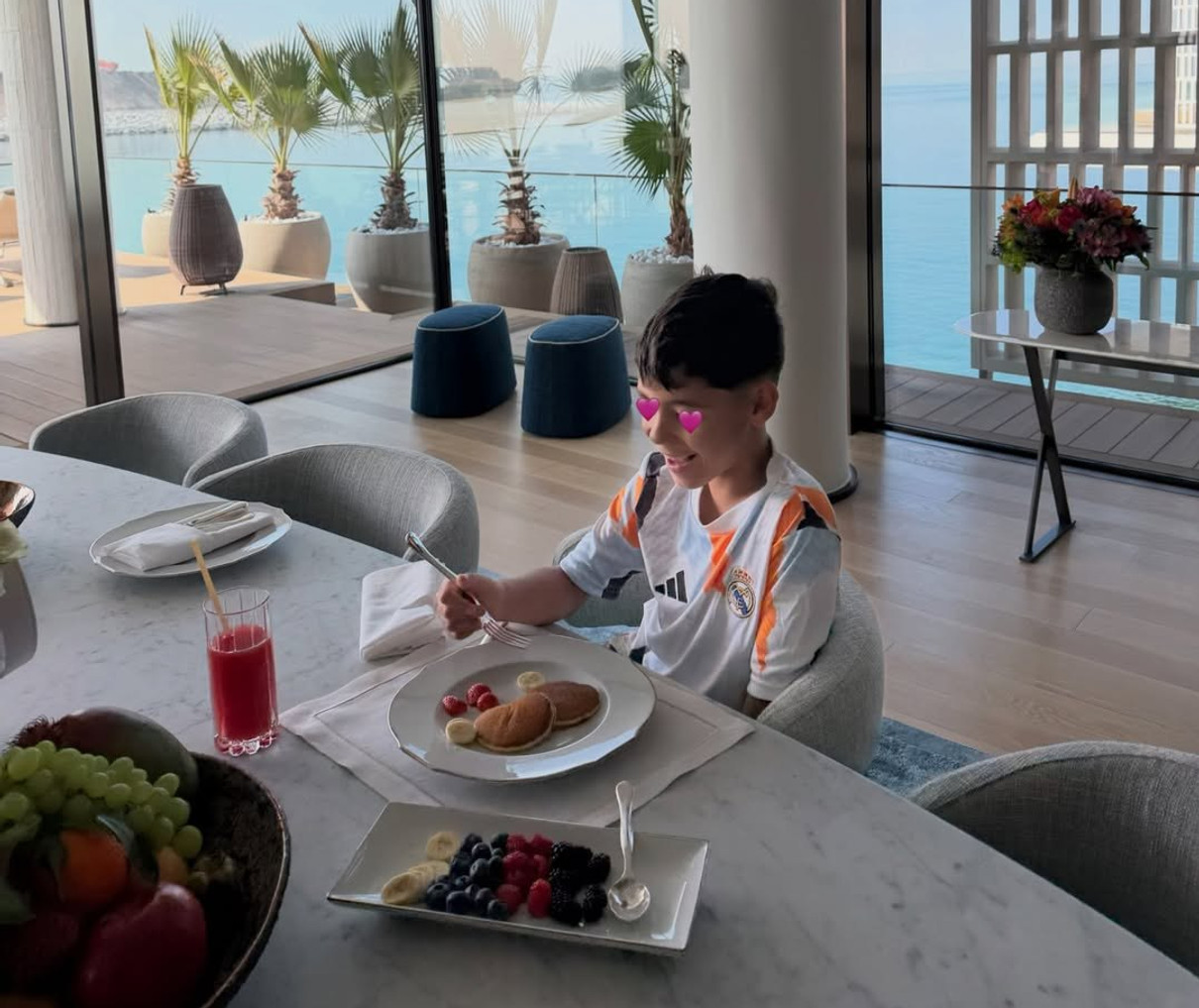 Наречена Роналду пробіглася пляжем та замилувала фото з дітьми на відпочинку