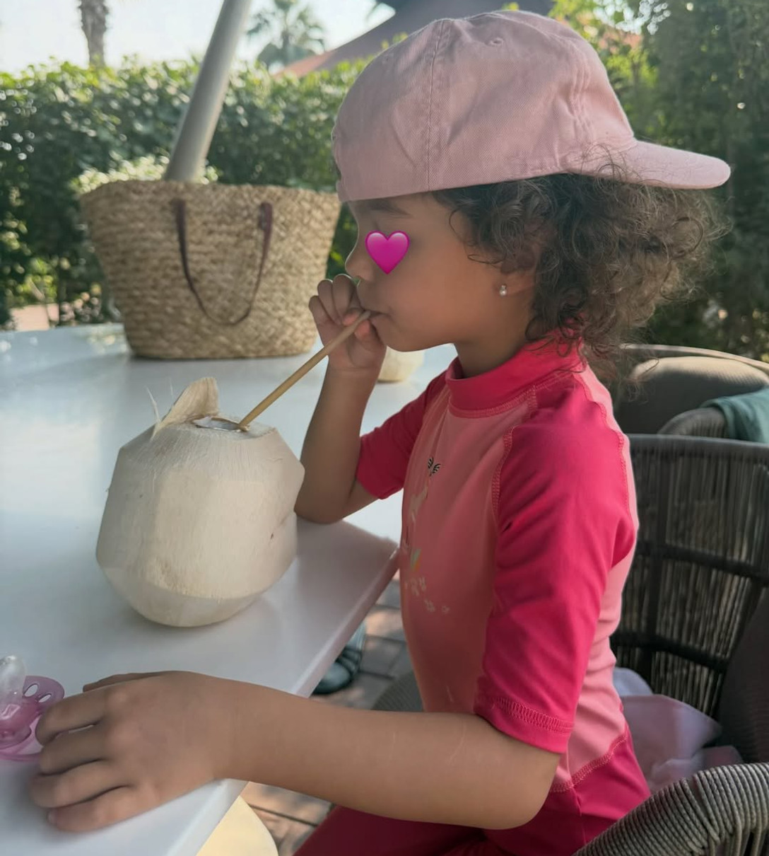 Наречена Роналду пробіглася пляжем та замилувала фото з дітьми на відпочинку