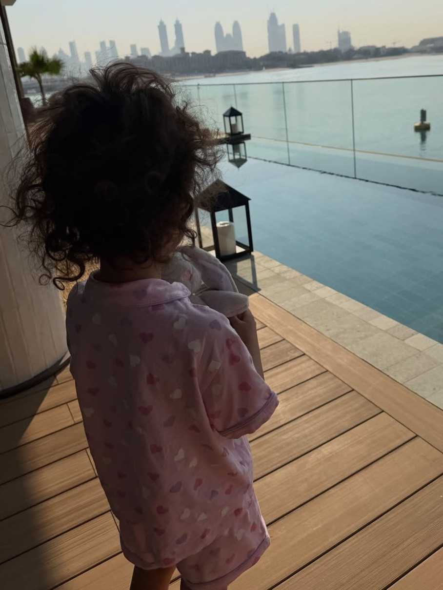 Наречена Роналду пробіглася пляжем та замилувала фото з дітьми на відпочинку