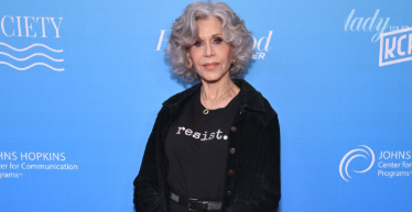 У золотих прикрасах і жакеті з торочкою: Джейн Фонда на заході у Лос-Анджелесі (фото)