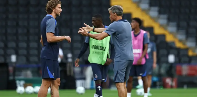 Тренер ПСЖ накричав на журналіста через питання про Забарного і росіянина Сафонова 