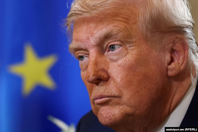 Дональд Трамп на тлі прапору ЄС під чс перемовин з президенткою Єврокомісії в Шотландії. Липень 2025 року