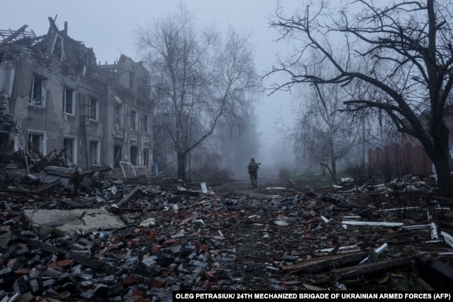 Велика війна в Україні триває вже майже чотири роки. Президентові США не вдалося поки що покластий їй край, не дивлячись на численні мирні зусилля