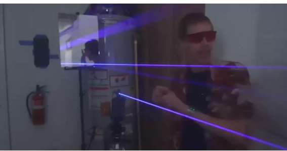 Швидкість світла спіймано на відео: вчений провів експеримент у власному гараж