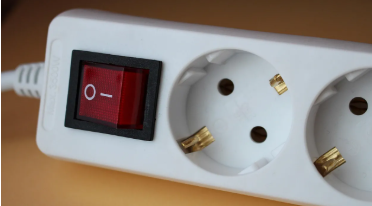 5 електроприладів, які не потрібно постійно вимикати з розетки: що справді безпечно, а що — міф