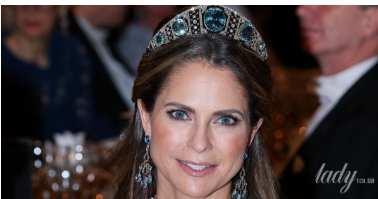 У блискучій сукні та аквамариновій тіарі: принцеса Мадлен відвідала церемонію в Стокгольмі (фото)