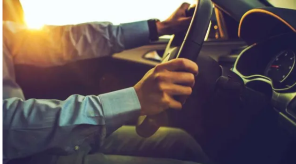 В Україні запровадили нові вікові обмеження для водіїв: кому дозволено сідати за кермо у 16, а кому — лише з 21