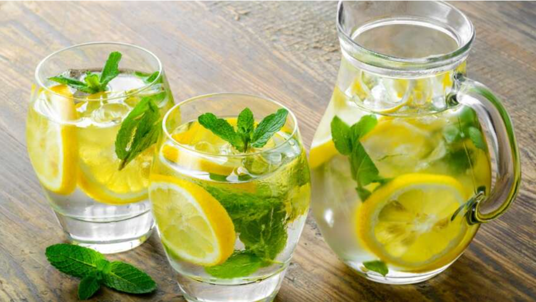 Чи справді вода з лимоном допомагає схуднути і «очищає організм»: пояснення медиків