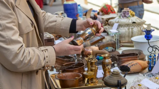 Замість вина — попіл: колекціонер шокував мережу відео з антикварного магазину