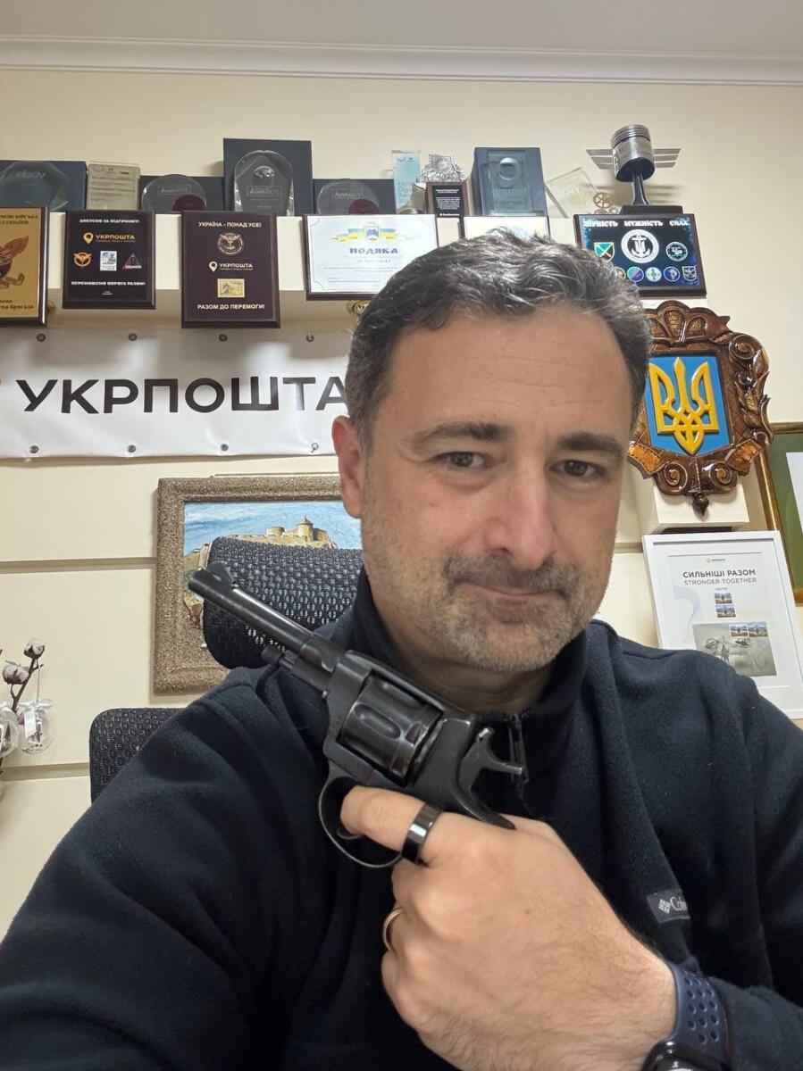 Очільник «Укрпошти» Смілянський, який знявся у футболці з нецензурним написом, розповів, кому він адресований