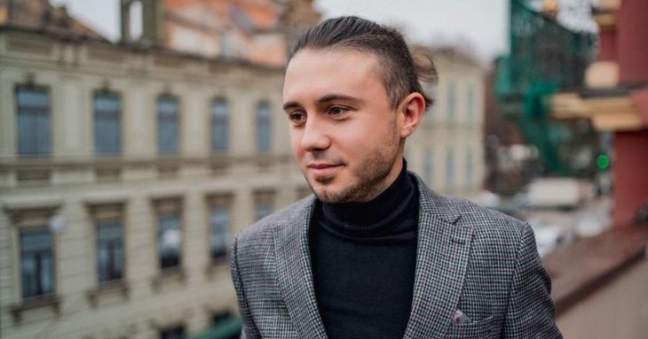 Тарас Тополя після розлучення показався з 10-річним сином за розвагами у засніженому Києві