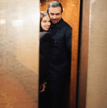 Усик пригорнув дружину у сукні-піджаку для романтичного фото в ліфті