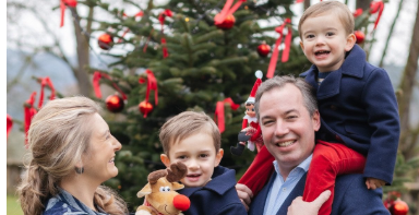 На тлі ялинки: герцогська родина Люксембургу поділилася кадрами святкової фотосесії з синами