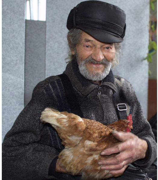 89-річний шахтар після втрати дому вивіз із окупованої Донеччини лише свою курку