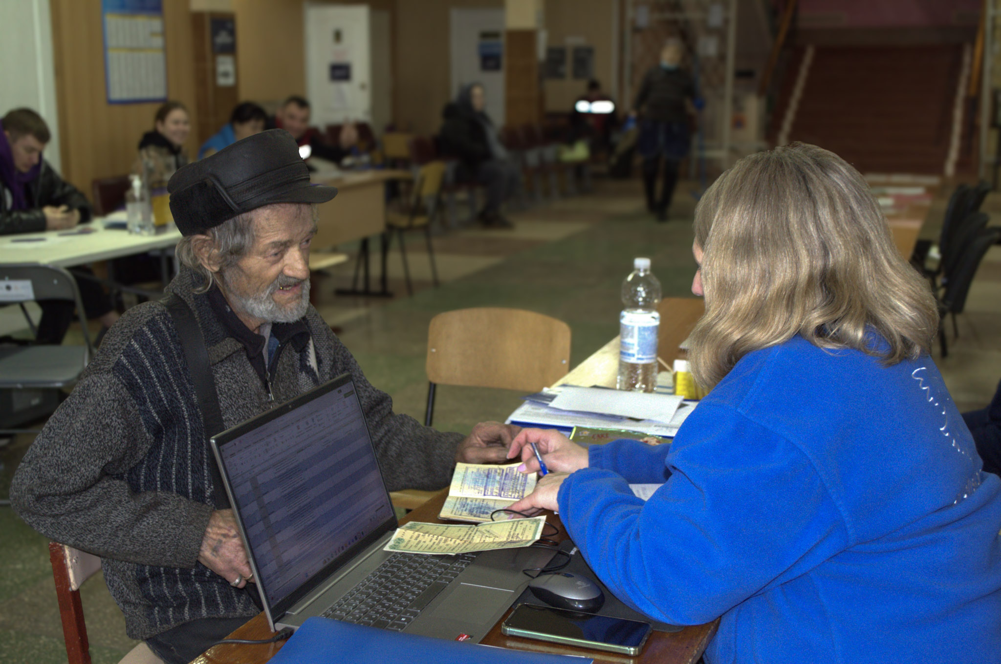 89-річний шахтар після втрати дому вивіз із окупованої Донеччини лише свою курку
