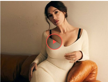 Моніка Беллуччі з'явилася на обкладинці глянцю у розкішному червоному плащі (фото)