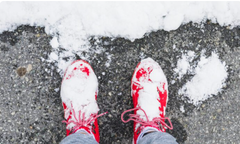 Проводжу ваткою по підошві 2-3 рази — і взуття не ковзає в ожеледицю: секрет розкрито