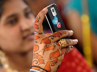 Незамужним жительницам индийской деревни запретили пользоваться мобильниками