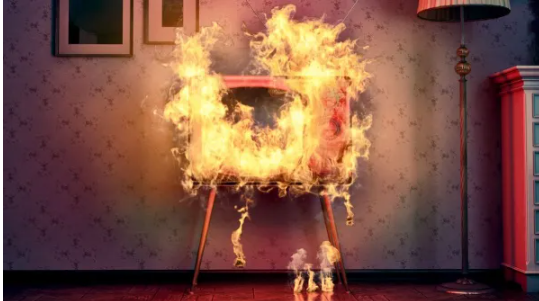 Побачив вогонь в телевізорі і викликав пожежників: чоловік в Угорщині здивував своїм рівнем обачності