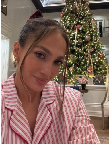 Боса Лопес попозувала коло ялинки та показала, з ким зустріла Різдво в однакових піжамах (фото)