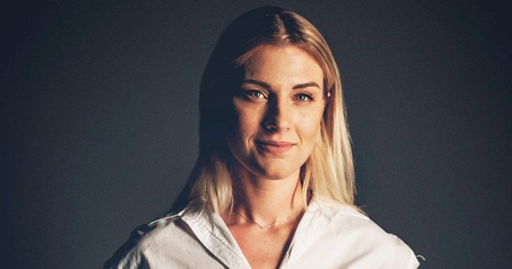 Ольга Харлан в&nbsp;мінісукні попозувала в&nbsp;обіймах нареченого-красунчика на&nbsp;тлі розкішної ялинки