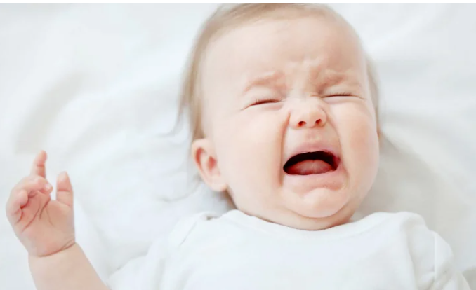 Чорна косметична маска налякала малюка (ВІДЕО)