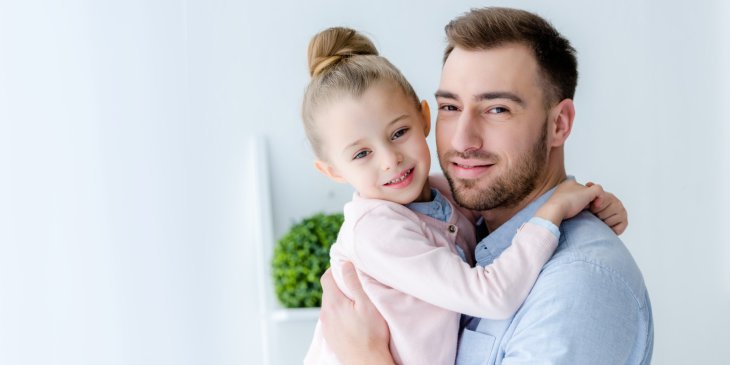 Тато зганьбився, показуючи дітям, як треба кататися на велосипеді (ВІДЕО)