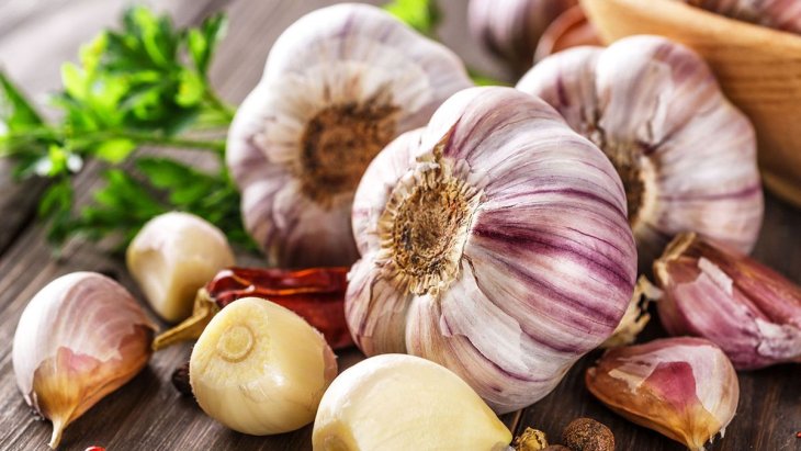 Чим корисний часник, чи він допомагає при хворобі: вся правда від МОЗ
