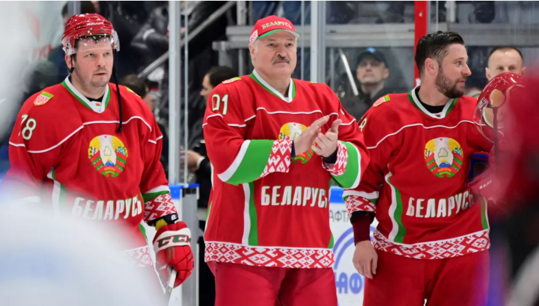Лукашенко впав під час хокейного матчу в Білорусі