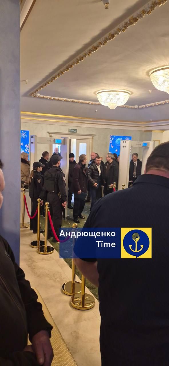 \"Рештки тіл залили бетоном\": у Маріуполі росіяни цинічно відкрили новий драмтеатр 