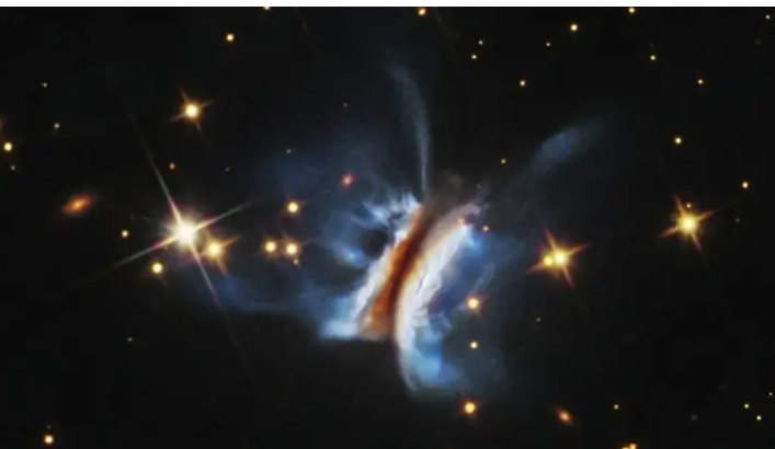 Телескоп "Хаббл" зафіксував гігантський протопланетний диск у формі сендвіча