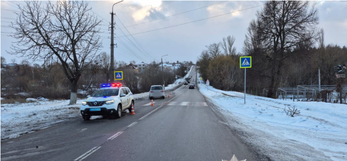 На Київщині автомобіль Volkswagen Touran збив школяра, який раптово вибіг на пішохідний перехід 
