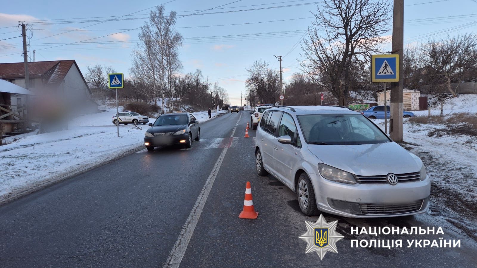 На Київщині автомобіль Volkswagen Touran збив школяра, який раптово вибіг на пішохідний перехід 