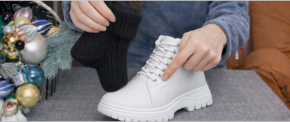 Перед виходом на вулицю кидаю в сумочку 1 пару шкарпеток – вирішую зимову проблему: взуття більше не ковзає