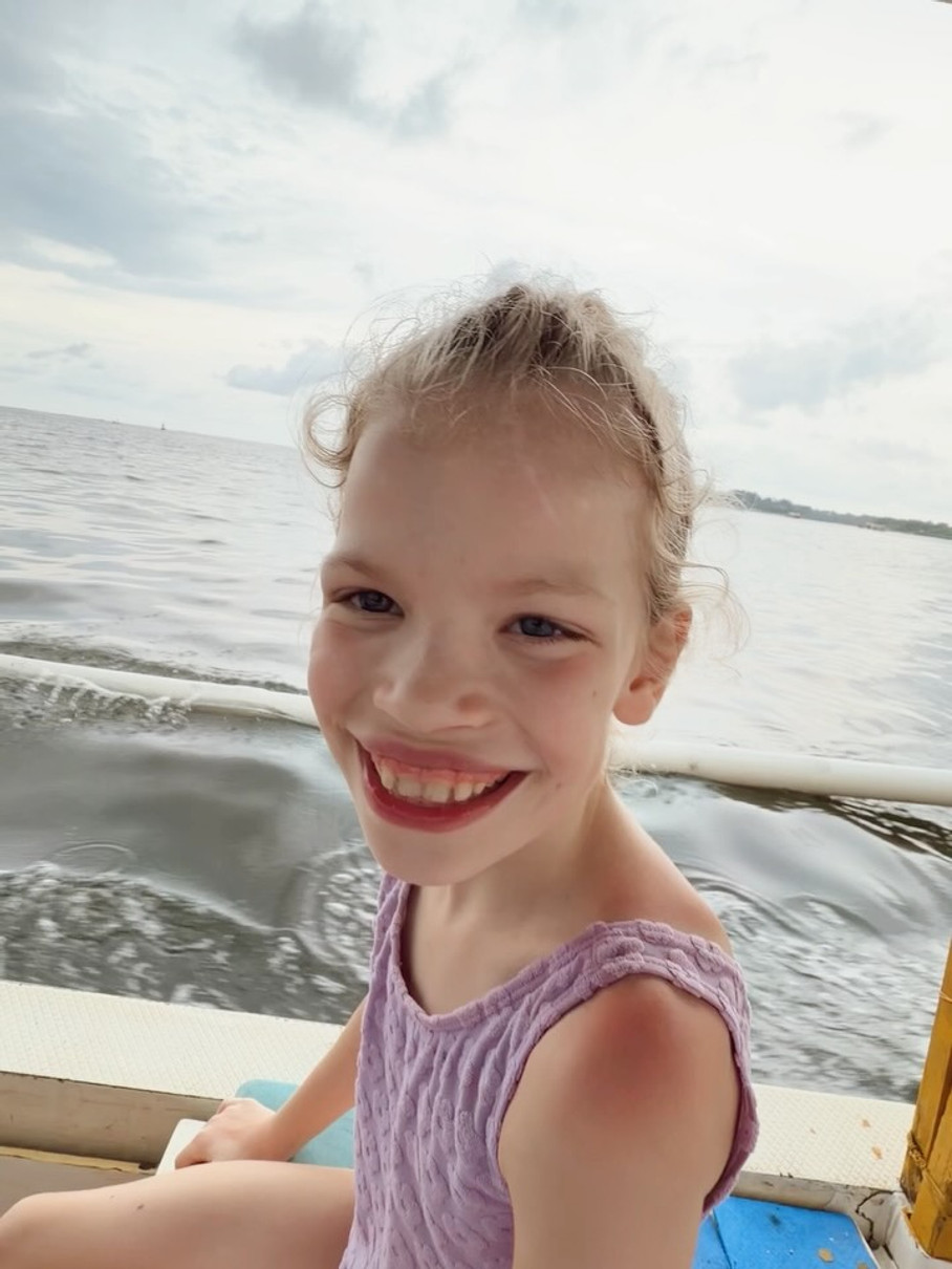 Тімур Мірошниченко порадів першій поїздці прийомної дочки на човні та реакції на черепах. Відео