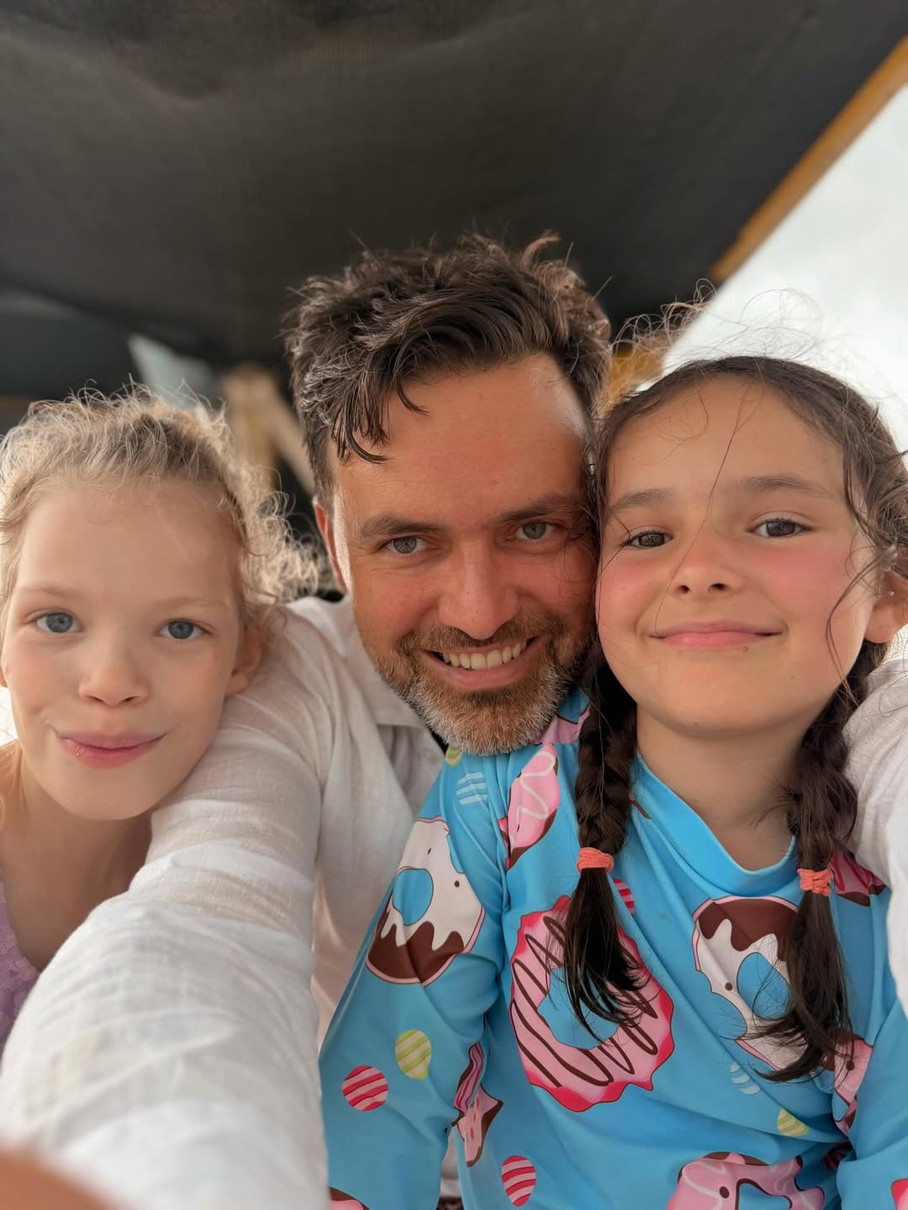 Тімур Мірошниченко порадів першій поїздці прийомної дочки на човні та реакції на черепах. Відео