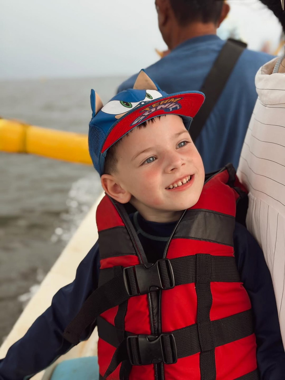 Тімур Мірошниченко порадів першій поїздці прийомної дочки на човні та реакції на черепах. Відео