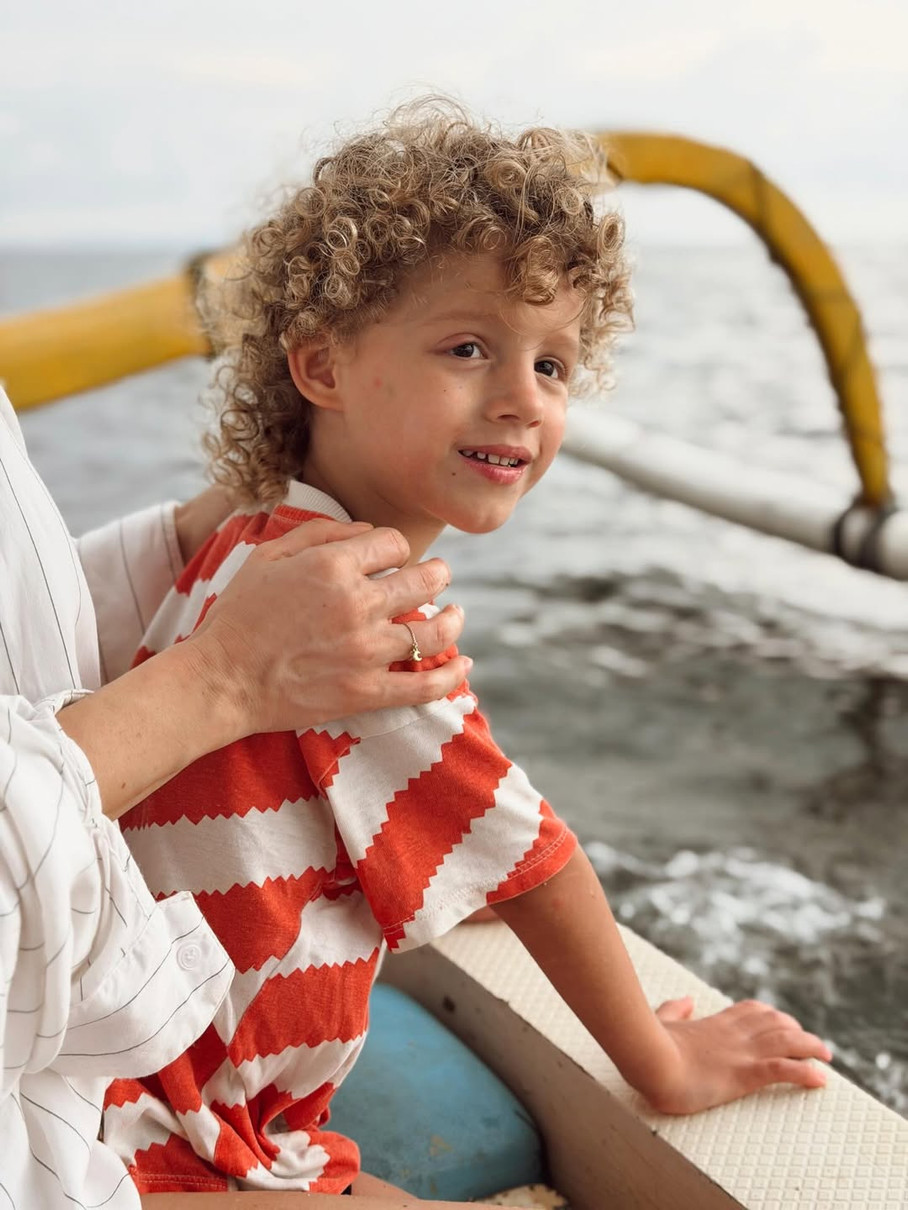 Тімур Мірошниченко порадів першій поїздці прийомної дочки на човні та реакції на черепах. Відео