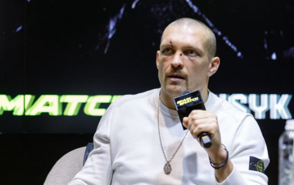 Усик різко відповів на запитання про політику та назвав плани після боксу