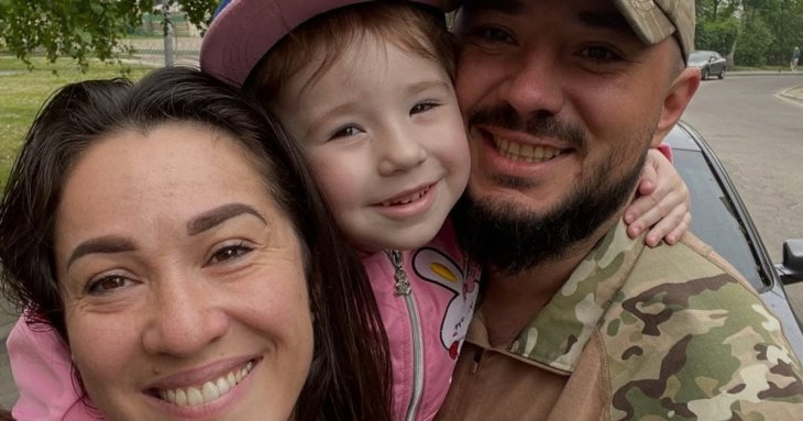 Наталка Карпа розчулила прощанням її&nbsp;доньки з&nbsp;батьком-військовим, який їде на&nbsp;фронт