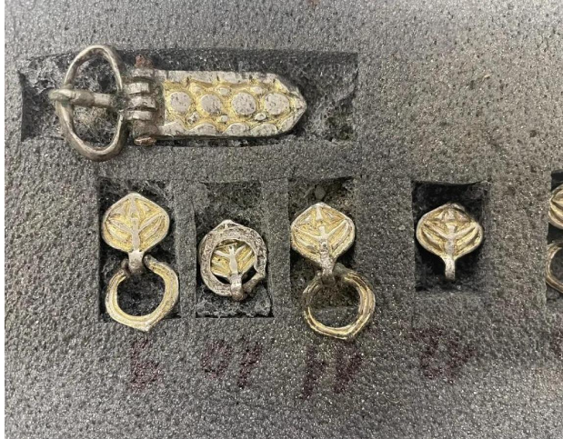 Вчені знайшли поховання елітних воїнів та їхньої багато прикрашеної зброї віком 1100 років