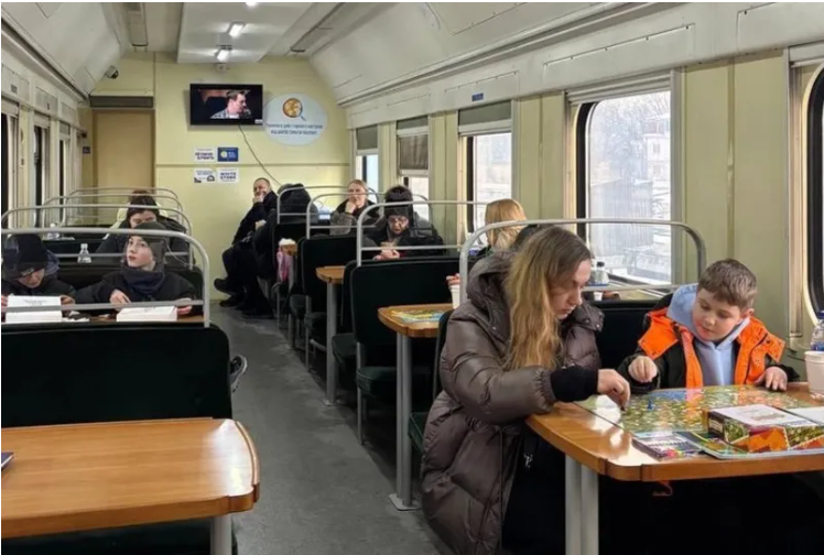 "Вагони незламності" на Київщині: де зігрітися, зарядити телефони та скористатися інтернетом під час блекаутів