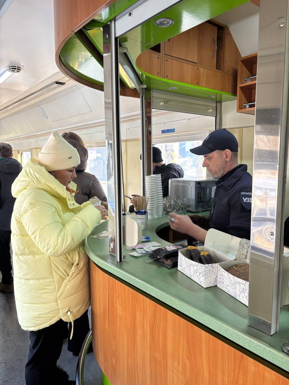 ''Вагони незламності'' на Київщині: де зігрітися, зарядити телефони та скористатися інтернетом під час блекаутів