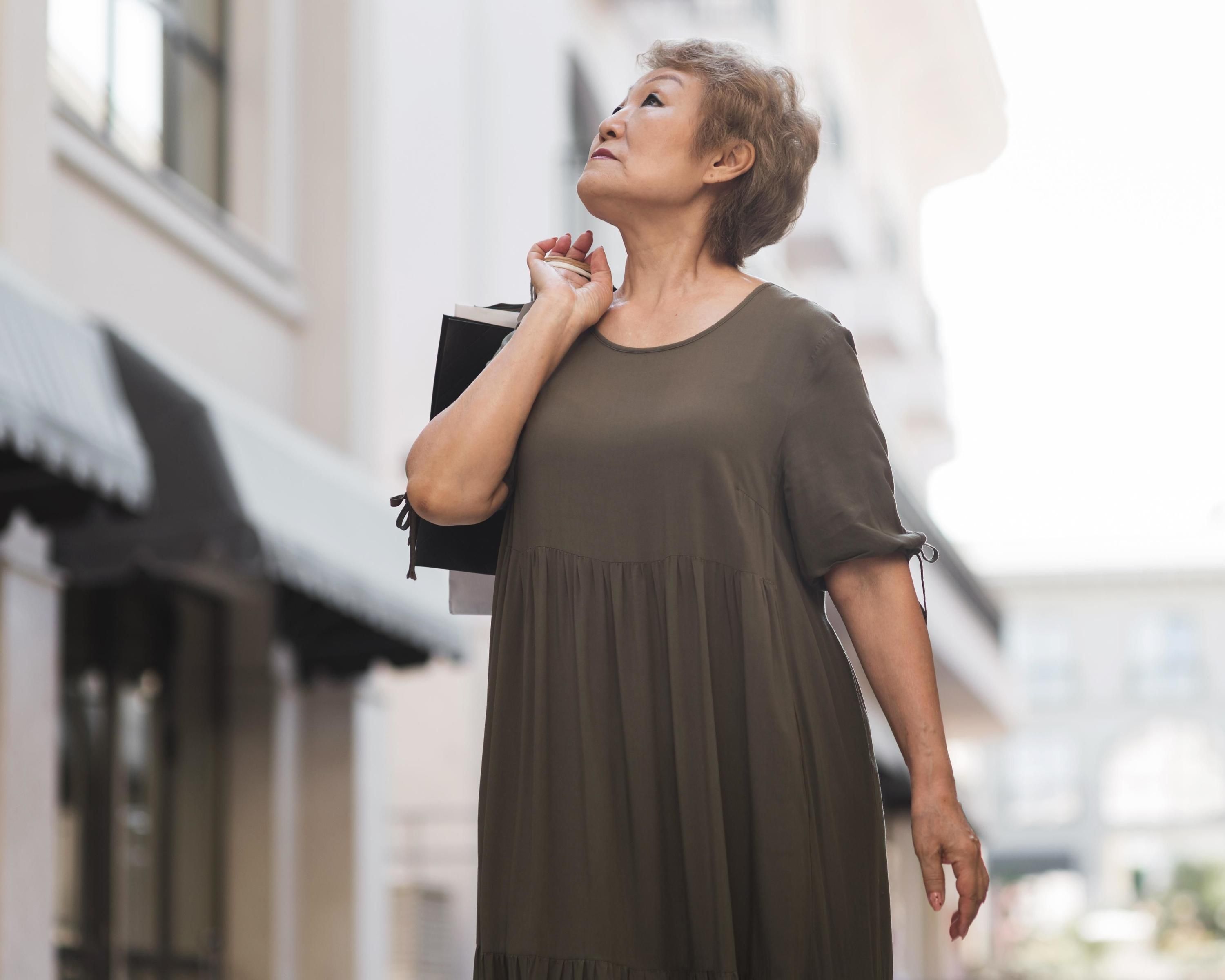 Зіпсують навіть продуманий образ: які кольори не варто носити у 2026 