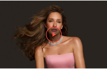 Рожева сукня з корсетом і пір’ям: ефектний образ Каті Осадчої (фото)