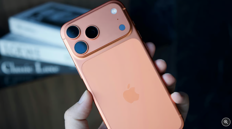 Для чого потрібна велика чорна "крапка" біля камери iPhone