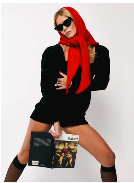 Хустка, гольфи та Рафаель: Кузнецова в екстраміні похизувалася ногами у вигадливих позах