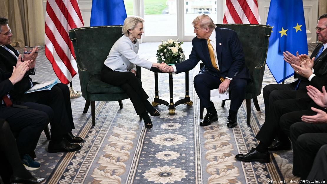 Урсула фон дер Ляєн та Дональд Трамп тиснуть одне одному руки